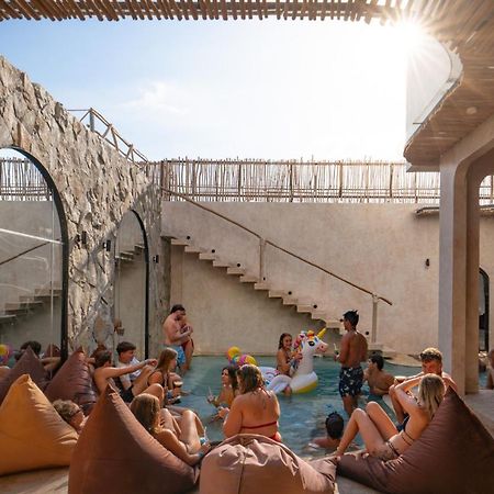 Atlas Gili Party Hostel กีลีตราวางัน ภายนอก รูปภาพ