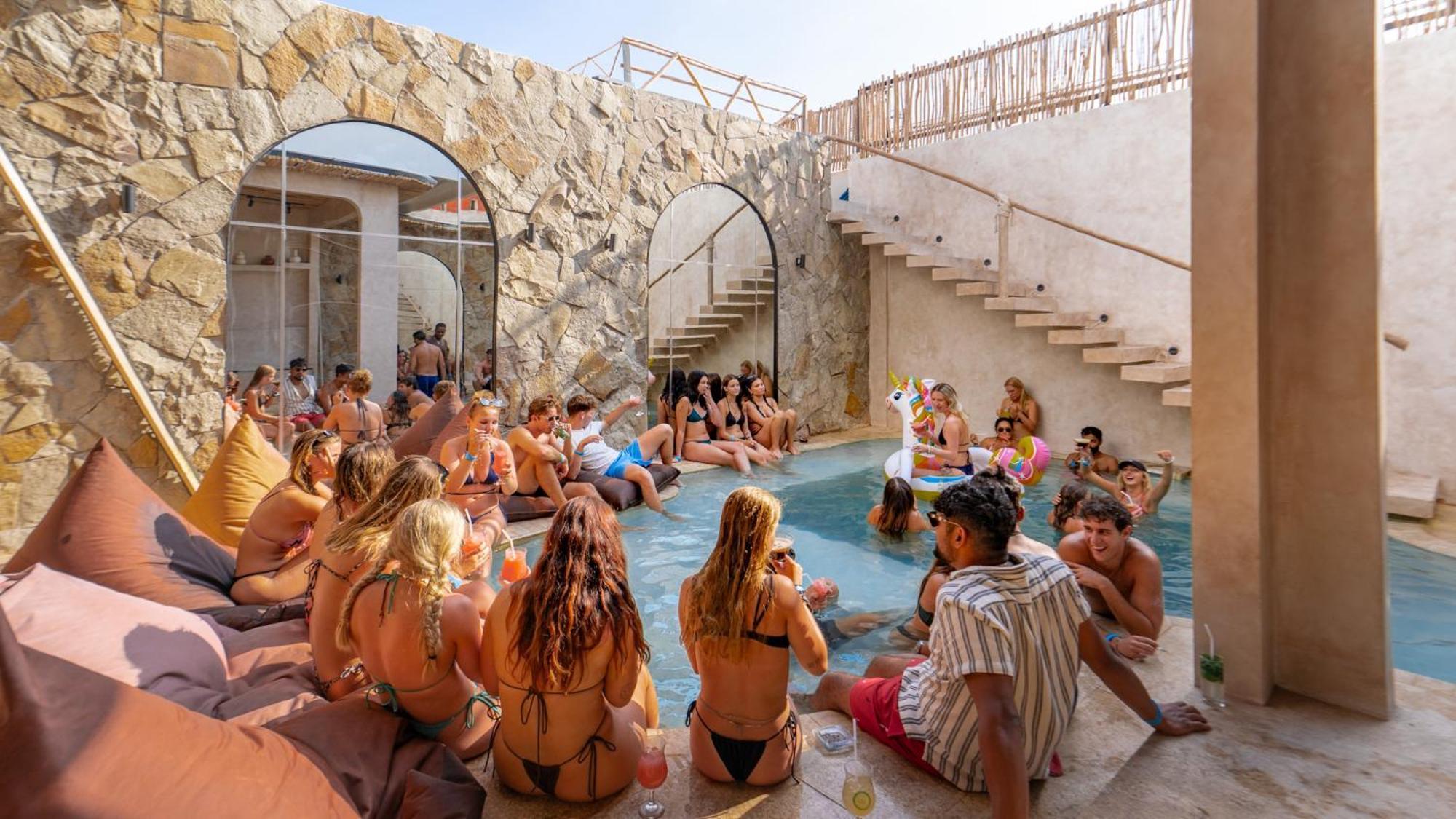 Atlas Gili Party Hostel กีลีตราวางัน ภายนอก รูปภาพ