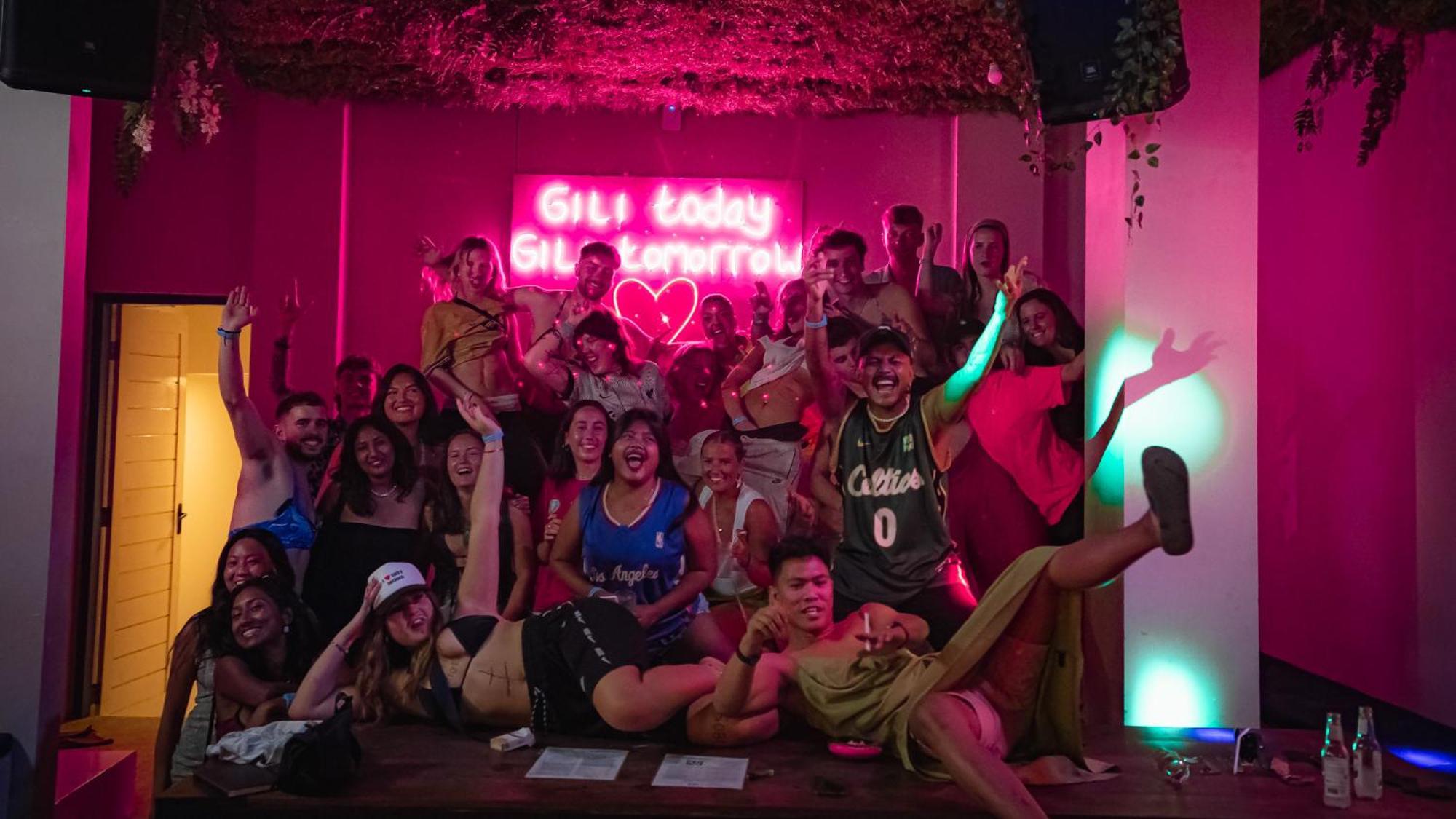 Atlas Gili Party Hostel กีลีตราวางัน ภายนอก รูปภาพ