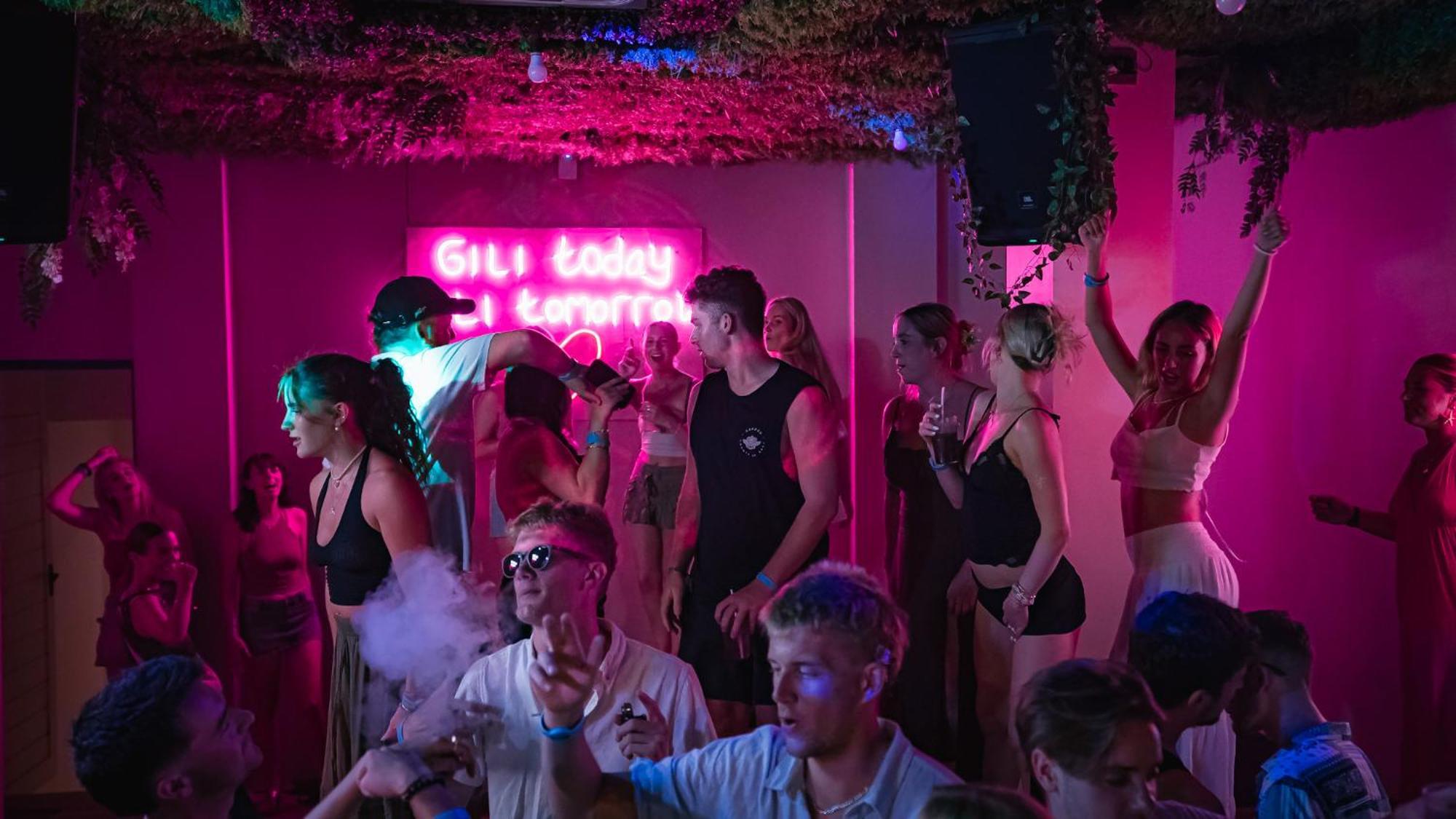 Atlas Gili Party Hostel กีลีตราวางัน ภายนอก รูปภาพ