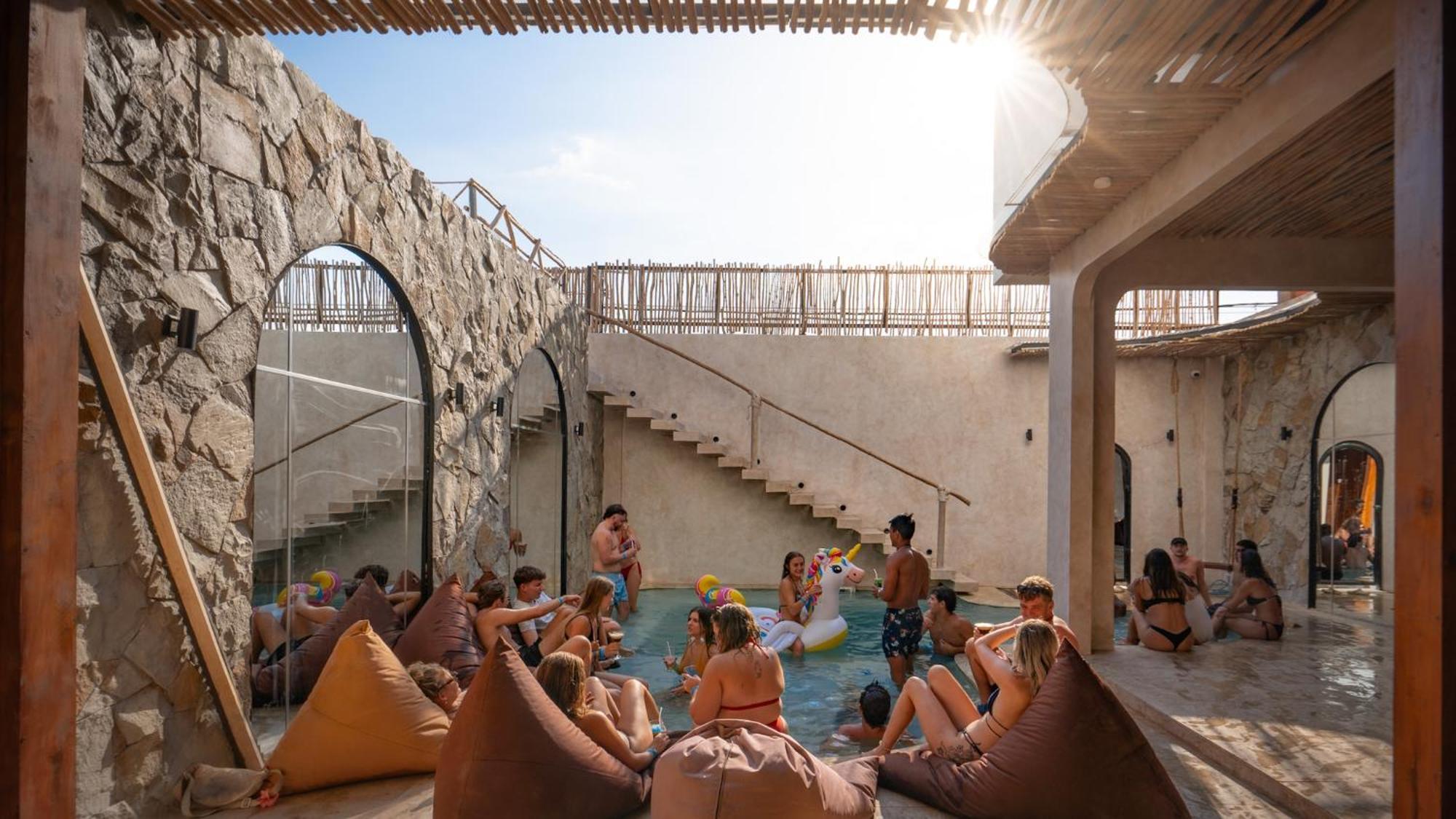 Atlas Gili Party Hostel กีลีตราวางัน ภายนอก รูปภาพ