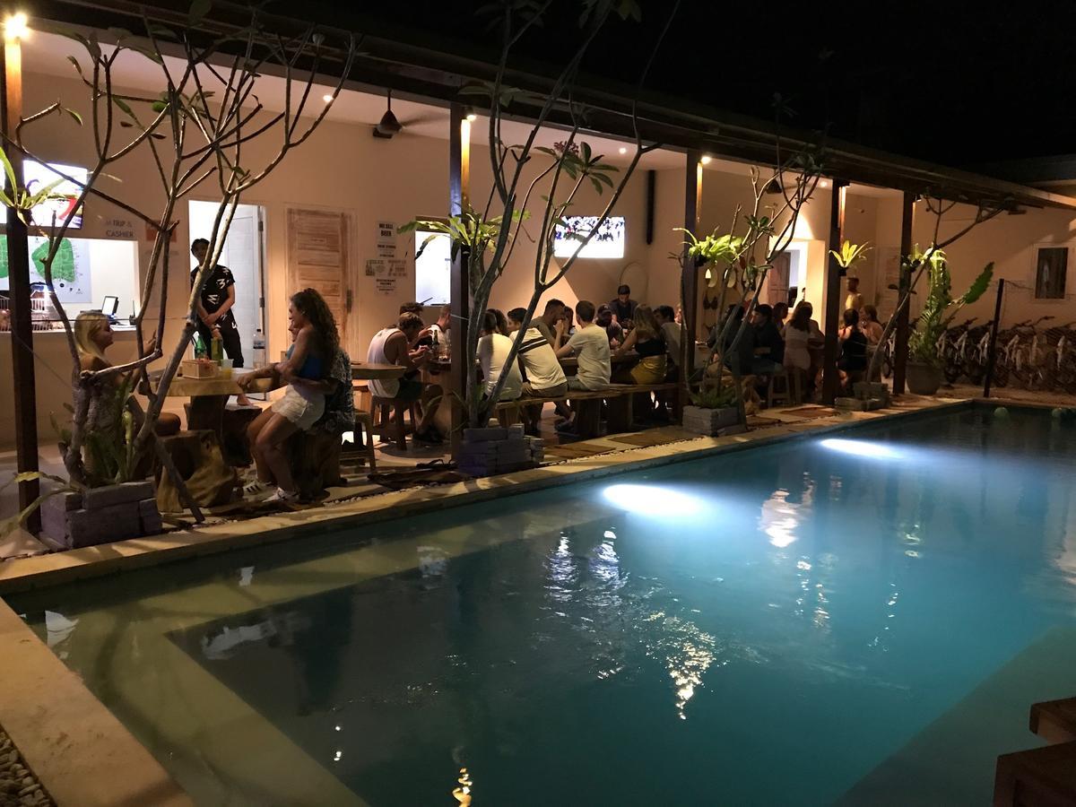 Atlas Gili Party Hostel กีลีตราวางัน ภายนอก รูปภาพ