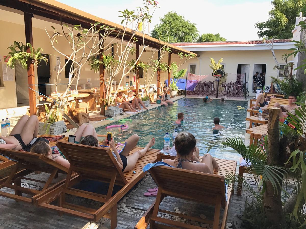 Atlas Gili Party Hostel กีลีตราวางัน ภายนอก รูปภาพ