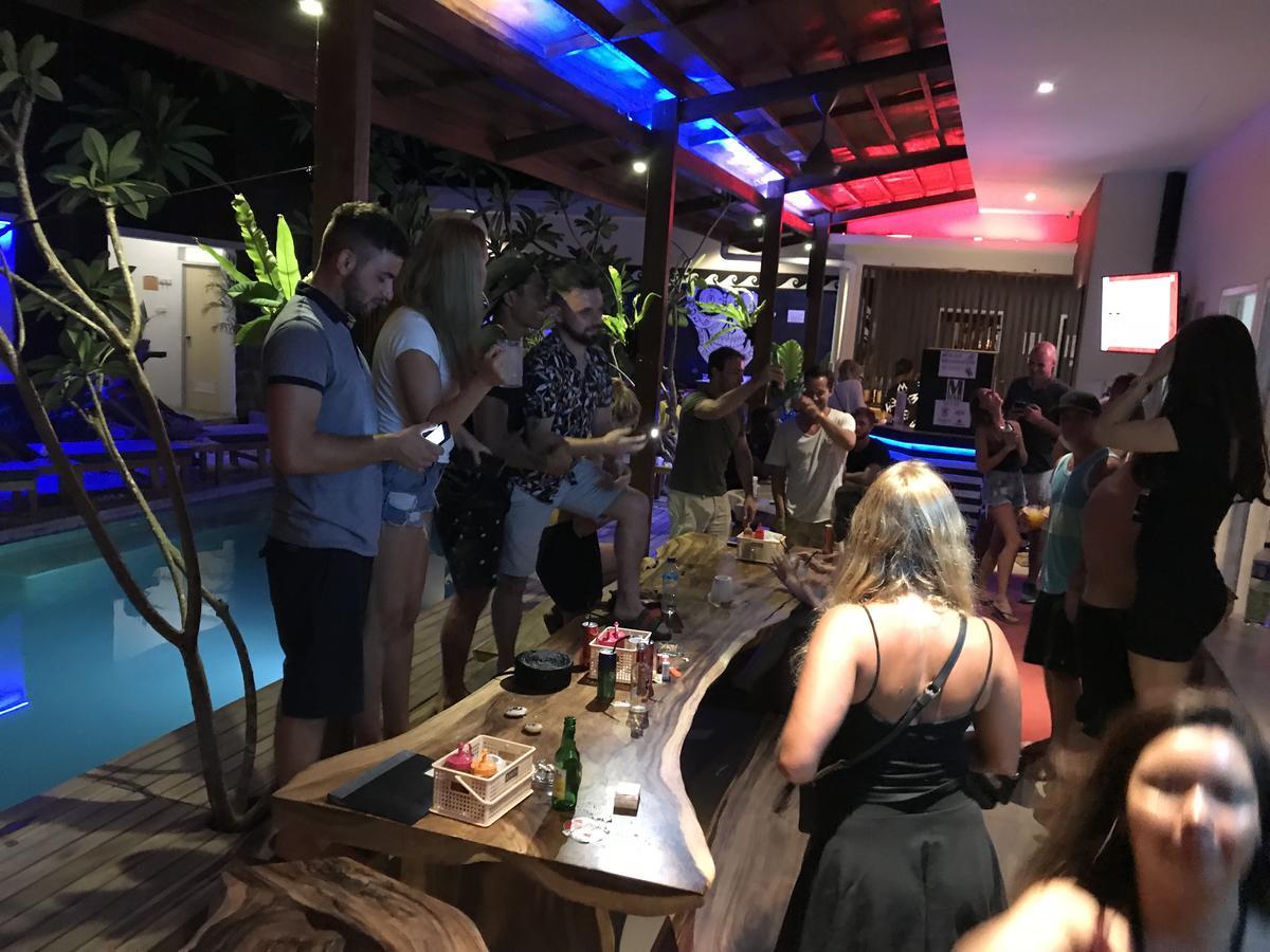 Atlas Gili Party Hostel กีลีตราวางัน ภายนอก รูปภาพ