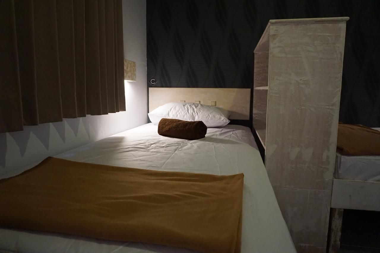 Atlas Gili Party Hostel กีลีตราวางัน ภายนอก รูปภาพ