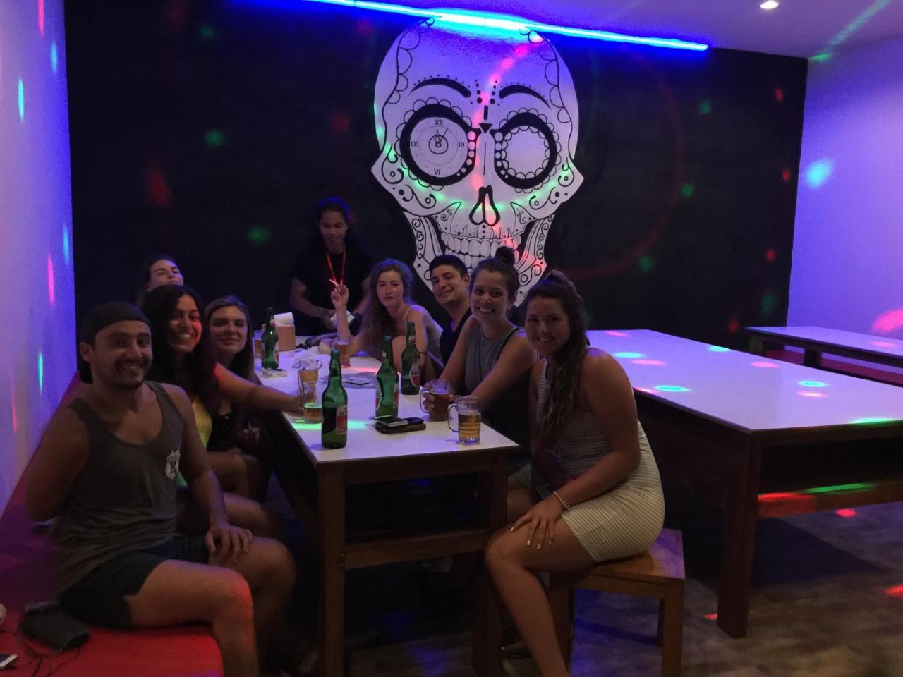 Atlas Gili Party Hostel กีลีตราวางัน ภายนอก รูปภาพ