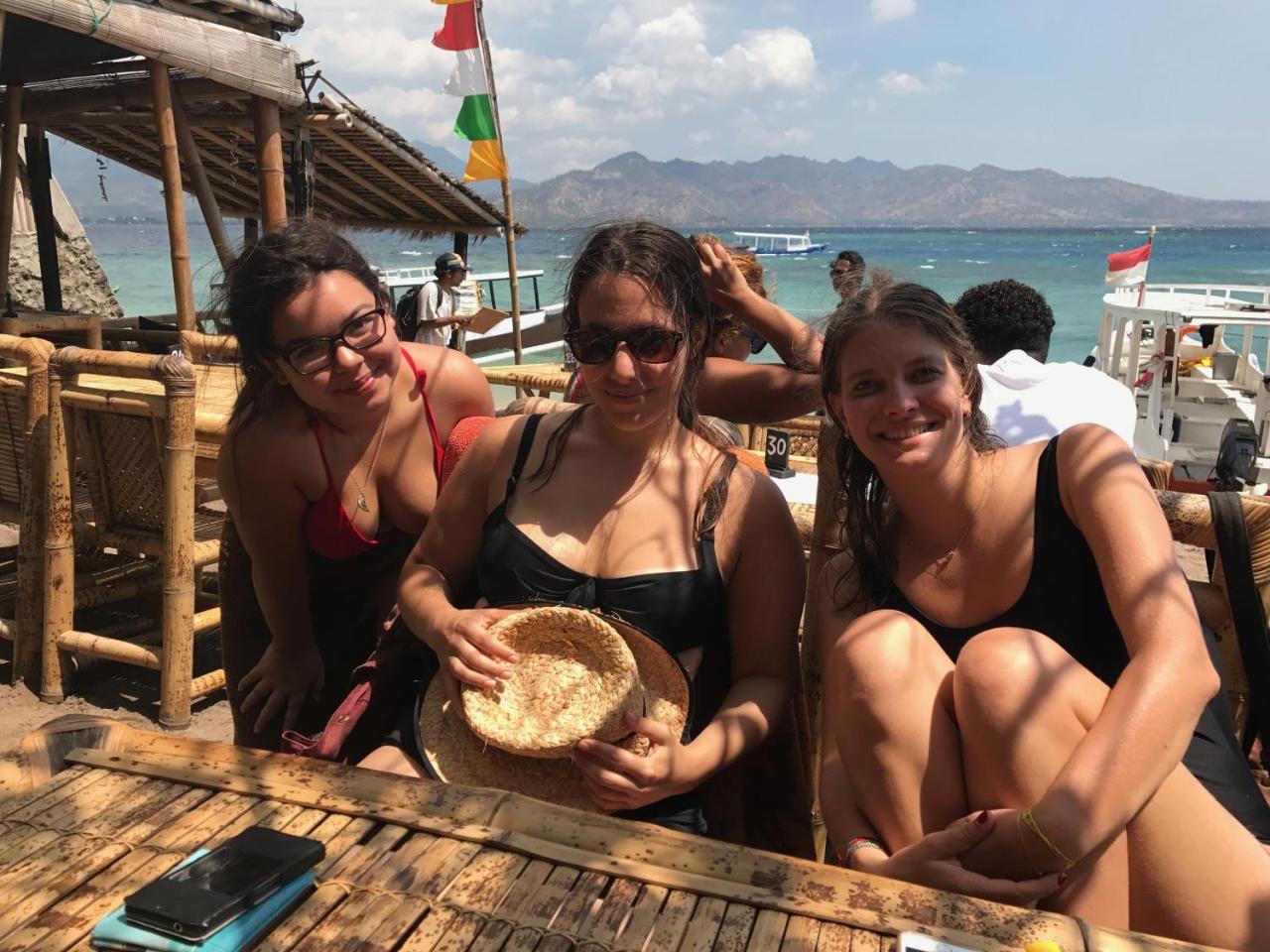 Atlas Gili Party Hostel กีลีตราวางัน ภายนอก รูปภาพ