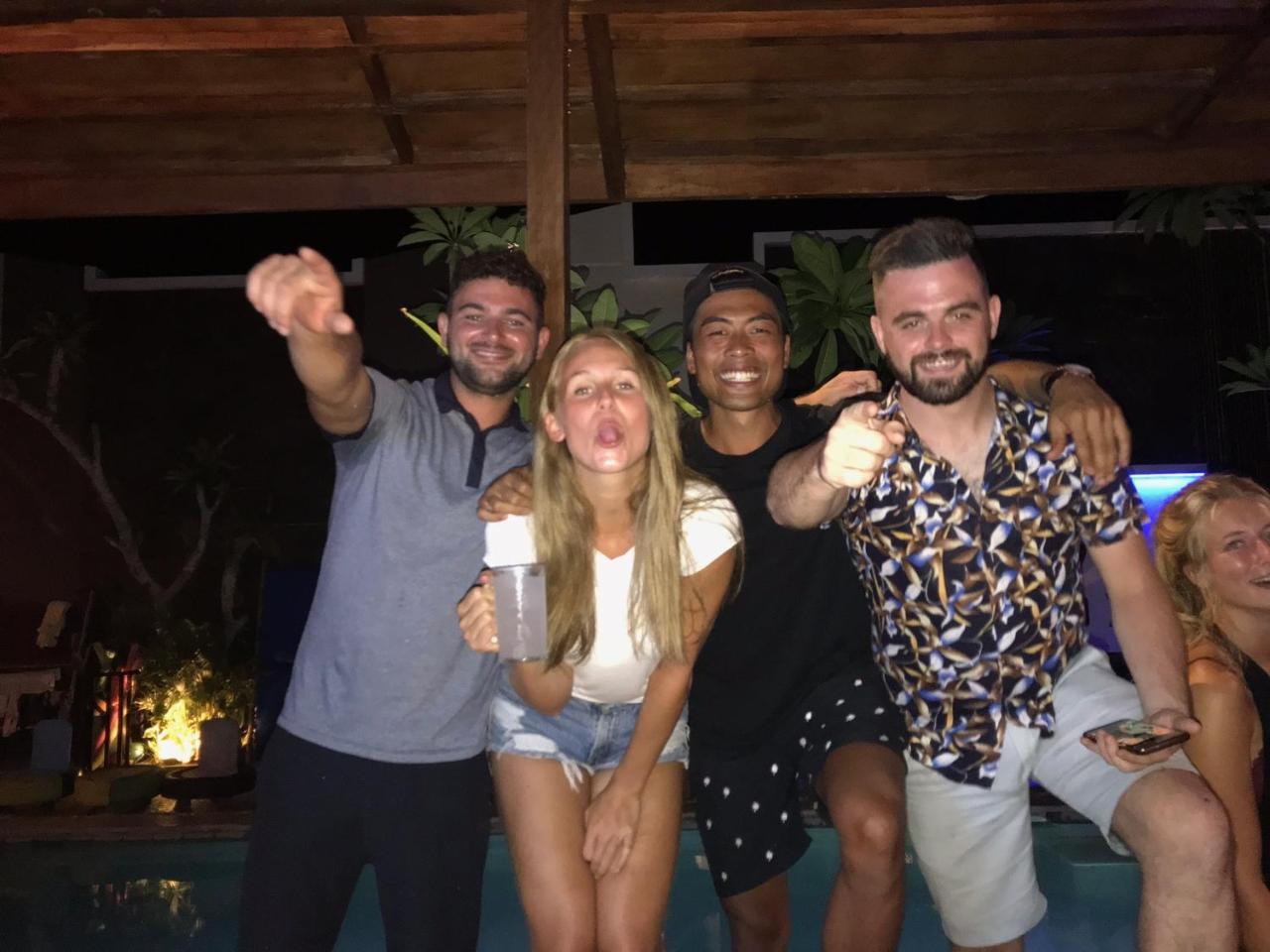 Atlas Gili Party Hostel กีลีตราวางัน ภายนอก รูปภาพ