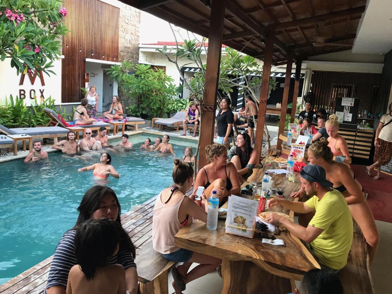 Atlas Gili Party Hostel กีลีตราวางัน ภายนอก รูปภาพ