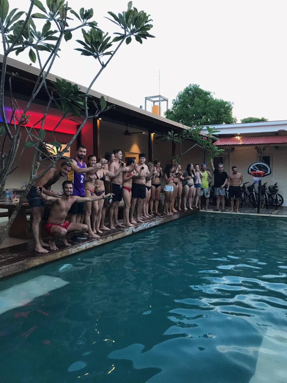 Atlas Gili Party Hostel กีลีตราวางัน ภายนอก รูปภาพ