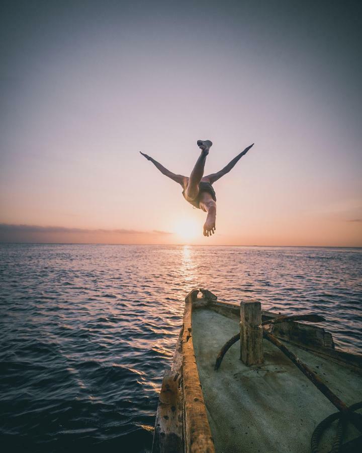 Atlas Gili Party Hostel กีลีตราวางัน ภายนอก รูปภาพ